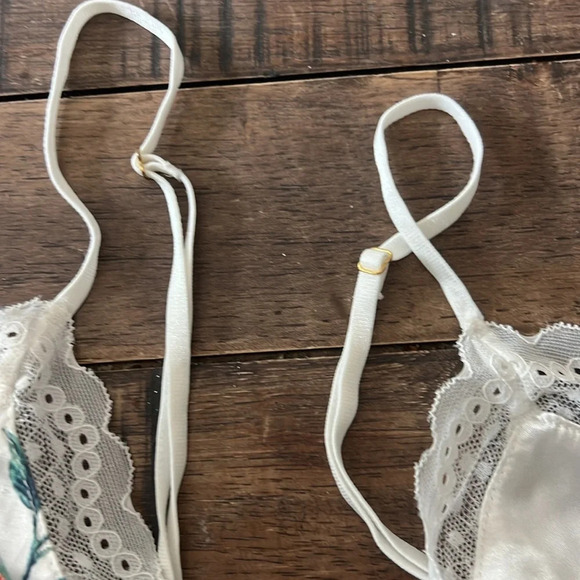 White Silky Sexy Floral Pajamas (Top & Bottom) Size Large - Picture 4 of 13